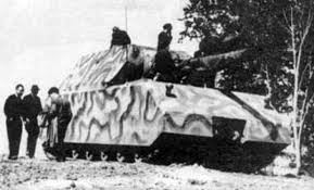 Một trong những vũ khí trong dự án này của Đức quốc xã là xe tăng khổng lồ Panzer VIII Maus có trọng lượng lên tới 188 tấn.
