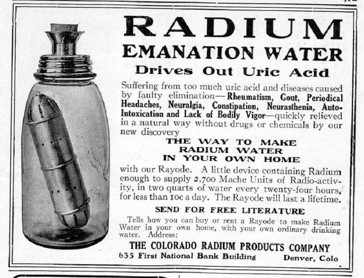 Nữ công nhân được hướng dẫn vê lọn chổi sơn có chứa thành phần radium bằng môi và được nhà máy khẳng định là an toàn.