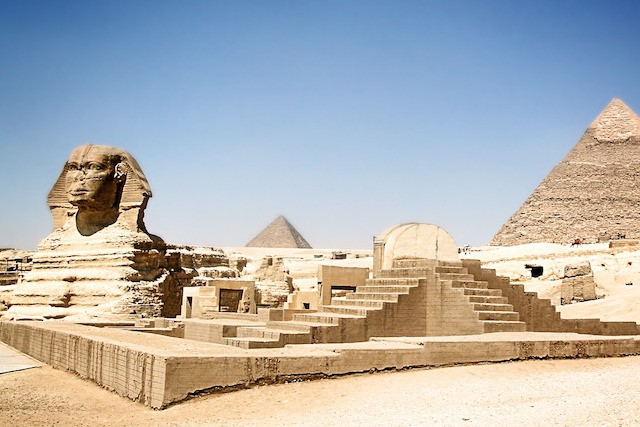Tuy nhiên, một số chuyên gia khác lại cho rằng tượng nhân sư khổng lồ ở Giza là do pharaoh Djedefra - anh trai của vua Khafra xây dựng nên. Ông cho người xây dựng kiến trúc này để tưởng nhớ vua cha Khufu.