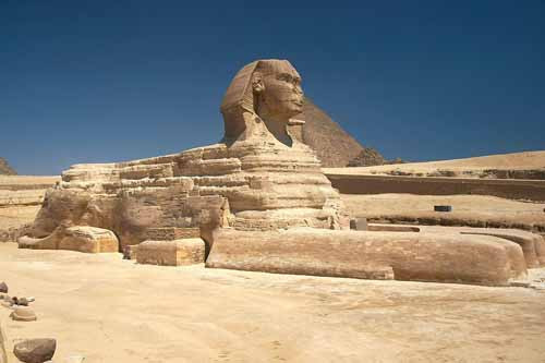 Tọa lạc ở cao nguyên Giza, tả ngạn sông Nile, tượng nhân sư mang hình dáng đầu người, thân sư tử và nằm trong tư thế phủ phục.
