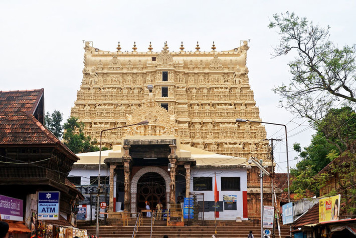 Bên trong đền Padmanabhaswamy có 6 căn hầm bí mật. Công chúng vô cùng tò mò không biết những bảo vật nào được bảo quản bên trong những căn hầm ấy.