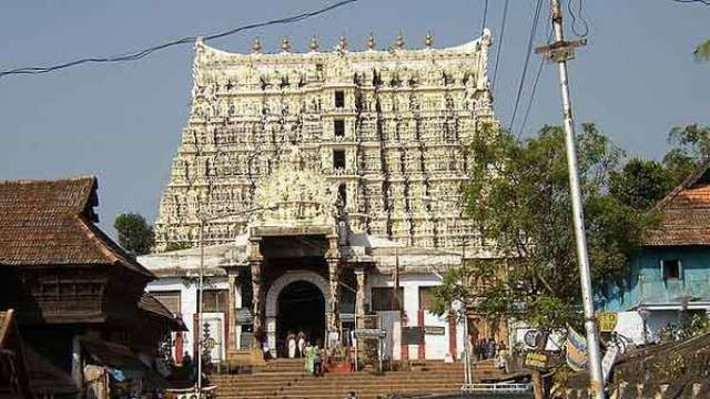 Trong số những bảo vật được lưu giữ trong các căn hầm của đền Padmanabhaswamy đáng chú ý là những viên kim cương nặng hơn 100 carat hay bức tượng thần Vishnu bằng vàng...