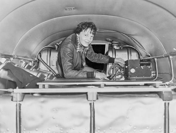  Nữ phi công huyền thoại Amelia Earhart ghi tên mình vào lịch sử thế giới khi trở thành người phụ nữ đầu tiên thực hiện chuyến bay solo xuyên Đại Tây Dương năm 1932.