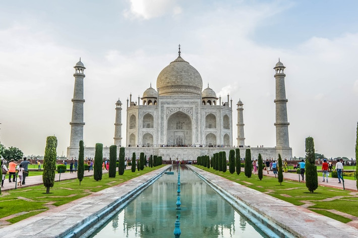 Lăng Taj Mahal ở Ấn Độ được thế giới biết đến là công trình biểu tượng của tình yêu vĩnh cửu. Kiến trúc kỳ vĩ này được Vua Shah Jahan cho người xây dựng để tưởng nhớ người vợ thứ ba - hoàng hậu Mumtaz Mahal.