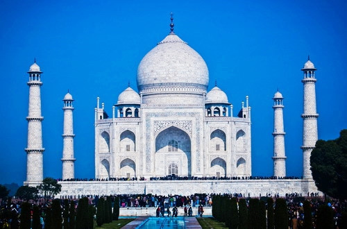 Taj Mahal là hình dung của Vua Shah Jahan về nơi ở của hoàng hậu Mumtaz trên thiên đường. Theo đó, trong suốt 22 năm (1632-1653), khoảng 20.000 người đã làm việc suốt ngày đêm để hoàn tất lăng mộ bề thế, lộng lẫy này.