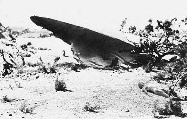 Ban đầu, Lực lượng không quân Roswell (Roswell AAF) xác nhận vật thể lạ rơi ở trang trại là một phần của đĩa bay (UFO).