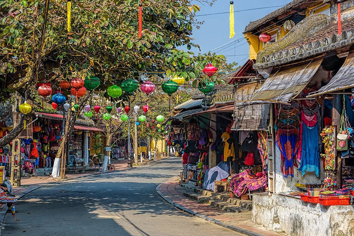 Hội An có 1.360 di tích bao gồm: 1068 nhà cổ, 11 giếng nước cổ, 38 nhà thờ tộc, 19 ngôi chùa, 43 miếu thờ thần, 23 đình, 44 mộ cổ loại đặc biệt và một cây cầu.