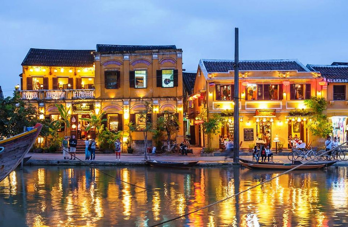 Người dân tổ chức hoạt động này nhằm nguyện cầu bình an, hạnh phúc cho người thân trong gia đình và bạn bè.