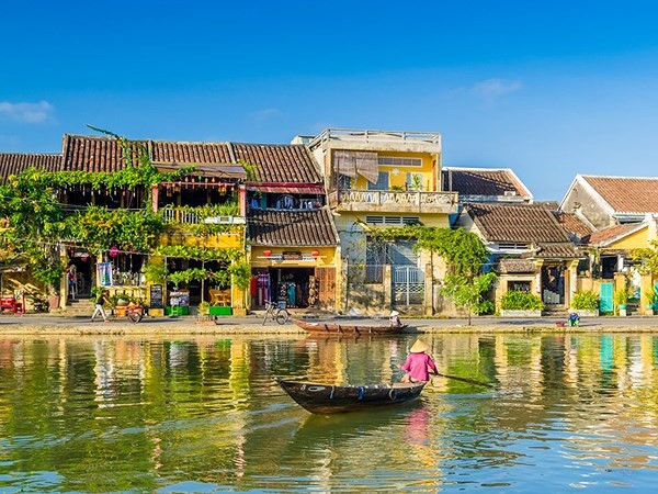 Nằm ở hạ lưu sông Thu Bồn, thuộc vùng đồng bằng ven biển tỉnh Quảng Nam, Hội An từng là một thương cảng quốc tế sầm uất phát triển ở Đông Nam Á từ thế kỷ 15 - 19. Theo đó, đây là nơi gặp gỡ của những thuyền buôn Nhật Bản, Trung Quốc và phương Tây.