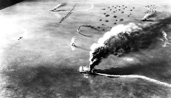 Điều này xảy ra xuất phát từ việc phóng viên Johnston có mặt trên tàu sân bay USS Lexington khi nó bị đánh chìm trong Trận chiến Biển San hô diễn ra vào đầu tháng 5/1942. Khi được Hải quân Mỹ giải cứu, phóng viên Johnston cùng những người khác được đưa lên tàu vận tải USS Barnett. Nhờ vậy, phóng viên này mới biết được thông tin quan trọng về trận Midway nên đã viết bài báo về vụ việc này sau khi trở về đất liền. Theo đó, bí mật quân sự của Mỹ bị tiết lộ với công chúng.