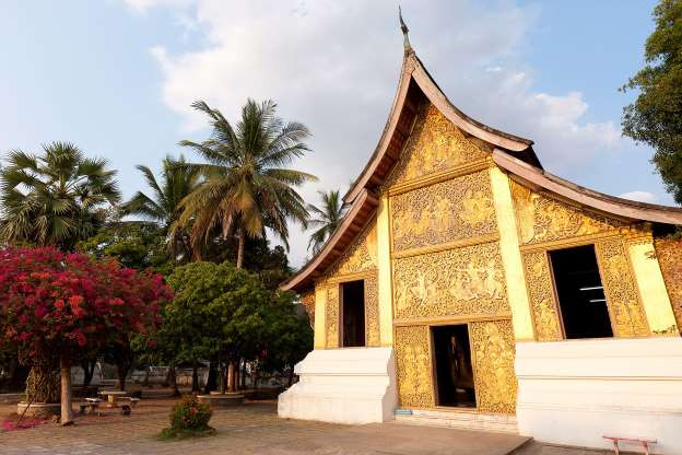 Chùa Wat Xieng Thong là một địa điểm linh thiêng ở Lào. Được xây dựng năm 1560 dưới thời vua Setthathirat, chùa Wat Xieng Thong là một trong những ngôi chùa cổ nhất ở cố đô Luang Prabang.