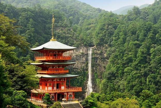 Chùa Seiganto-ji tọa lạc tại tỉnh Wakayama, Nhật Bản gây chú ý với kiến trúc cổ kính tuyệt đẹp nằm cạnh thác Nachi cao 133m. Ngôi chùa là một phần trong di sản thế giới “Con đường hành hương và thánh địa vùng núi Kii” được UNESCO công nhận năm 2004.