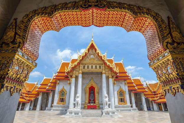 Chùa Wat Benchamabophit nằm ở Bangkok, Thái Lan được khánh thành vào năm 1911. Công trình tôn giáo này còn được gọi là chùa Cẩm Thạch do được xây bằng đá cẩm thạch nhập khẩu từ thị trấn Carrara, Italy. Phòng trưng bày bên trong chùa có 52 bức tượng Phật giá trị.
