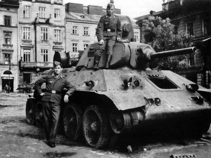 Lính Đức đứng trên cỗ xe tăng T-34 của Liên Xô tại Lviv, Ukraine.