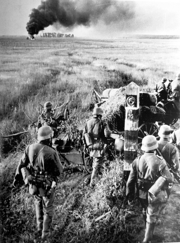 Quân và dân Liên Xô ở các thành phố Stalingrad, Leningrad và Brest đã chiến đấu anh dũng chống quân xâm lược. Trong ảnh là lính Đức quốc xã hành quân qua một cánh đồng.
