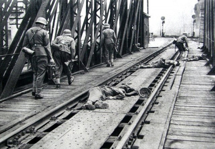 Quân đội Đức quốc xã của Hitler đánh chiếm được thành phố Przemysl trong những ngày đầu diễn ra cuộc xâm lược Liên Xô. Theo đó, phía Liên Xô có những tổn thất về người và tài sản đầu tiên.