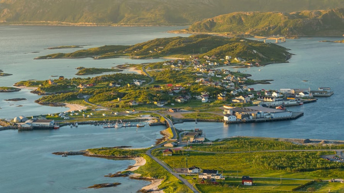 Nằm ở thành phố Tromso, Na Uy, hòn đảo Sommaroy trở nên vô cùng đặc biệt khi khác biệt hoàn toàn với phần còn lại của thế giới.