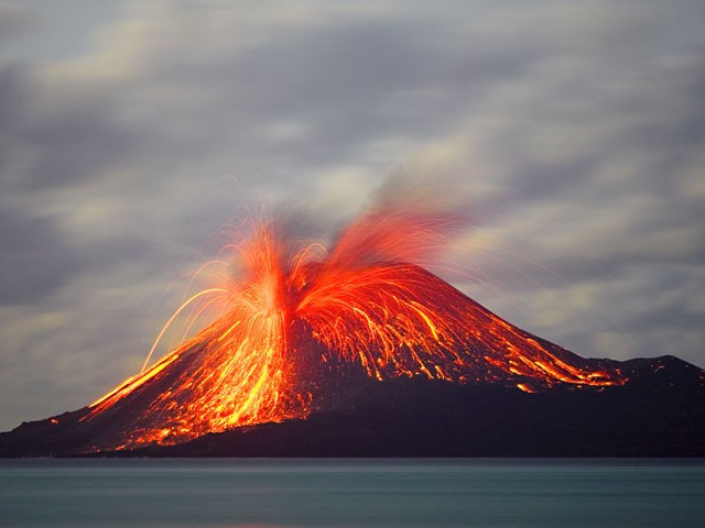 Trong giấc mơ, phóng viên Samson nhìn thấy núi lửa Krakatoa phun trào khiến nhiều người thương vong.