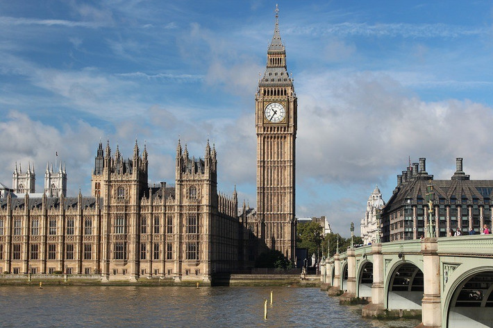 Tháp đồng hồ Big Ben do Charles Barry thiết kế và được hoàn thành vào năm 1858 với chiều cao lên tới 96,3m.