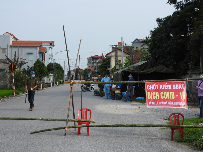 Sau khi bệnh nhân N.V.Đ (nhà ở thôn Quan Nhân, Đạo Lý, Lý Nhân) được xác nhận mắc COVID-19, ngành y tế đã xác nhận bước đầu có 32 F1. Qua xét nghiệm đã xác nhận bố, mẹ đẻ, vợ, con bệnh nhân dương tính với SARS-CoV-2, đáng chú ý con bệnh nhân mới 1 tuổi.