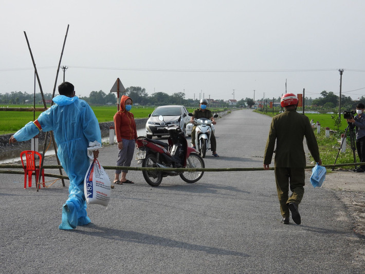 Mới đây, tỉnh Hà Nam đã quyết định phong tỏa nơi ở của bệnh nhân tại thôn Quan Nhân, xã Nhân Đạo, huyện Lý Nhân với với 320 hộ, 1068 nhân khẩu. Đồng thời, lập 5 chốt kiểm soát dịch bệnh tại các điểm ra, vào thôn.Tính đến cuối giờ chiều ngày 29/4, qua điều tra dịch tễ, địa phương đã rà soát được hơn 100 trường hợp F1 và hơn 300 trường hợp F2.