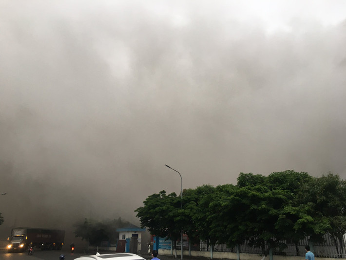Tuy nhiên, nhà xưởng chứa vật liệu dễ cháy dùng phục vụ sản xuất dây, cáp điện và thiết bị điện tử gây khó khăn cho việc dập lửa.