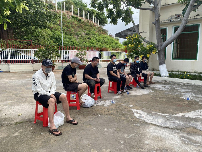 7 người Trung Quốc xuất cảnh trái phép sang Campuchia. Rạng sáng 24/4, tại khu vực đường Trường Sa, tổ 1, khu phố 1, phường Pháo Đài, TP Hà Tiên, Kiên Giang, tổ tuần tra đồn Biên phòng Cửa khẩu quốc tế Hà Tiên đã phát hiện 7 người Trung Quốc đang tìm cách xuất cảnh trái phép sang Campuchia. Theo lời khai của 2 trong số 7 đối tượng trên,sau khi trốn khỏi khu cách ly ở Long An đã lên TP. Hồ Chí Minh rủ thêm 5 đối tượng còn lại tìm đường sang Campuchia kiếm việc làm.