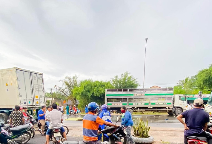 Xe tải vượt ẩu làm 3 người chết, 2 người khác bị thương. Ngày 24/4, Công an huyện Xuân Lộc, tỉnh Đồng Nai đang tạm giữ tài xế Nguyễn Thái Phong (SN 1972, ngụ Đồng Nai) để điều tra về hành vi vi phạm quy định về tham gia giao thông đường bộ. Vào 22/4, Phong lái xe tải trên QL1 hướng TP.HCM đi Đồng Nai. Khi đến địa phận xã Xuân Hòa đã vượt ẩu qua xe đầu kéo chạy cùng chiều phía trước. Phát hiện 2 xe máy chạy hướng ngược, Phong phanh gấp tông trúng 2 xe máy khiến 3 người chết, 2 người bị thương. Ảnh: VNN