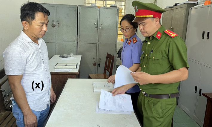 Chủ doanh nghiệp bất động sản tạt sơn vào nhà người tình: Ngày 27/4, Công an quận Ngũ Hành Sơn (Đà Nẵng) vừa khởi tố bị can, bắt tạm giam đối tượng Mai Xuân Công (1977, trú phường Hòa Hải, quận Ngũ Hành Sơn, chủ một doanh nghiệp kinh doanh bất động sản để điều tra về hành vi: “Cố ý làm hư hỏng tài sản của người khác”. Từ 22 đến 28/1, do mâu thuẫn tình cảm nên Công thuê người nhiều lần tạt sơn vào nhà, nơi làm việc của chị D.