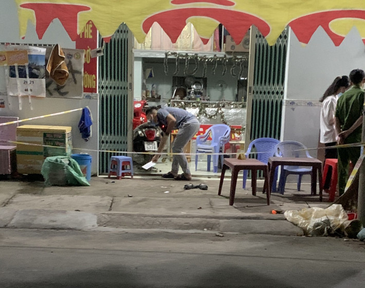 Người đàn ông bị đánh chết ở ki ốt: Ngày 27/4, Công an tỉnh Bình Dương vẫn đang điều tra vụ án mạng khiến ông Nguyễn Tấn Đạt sinh năm 1983, quê Kiên Giang tử vong tại một ki ốt ở khu phố 1B, phường An Phú, TP.Thuận An. Tối 26/4, ông Đạt đang ở ki ốt của gia đình thuê thì một nhóm 4 người đến. Sau đó hai bên mâu thuẫn, ông Đạt bị nhóm người trên đánh và tử vong. Nhóm đối tượng lên xe bỏ đi. (Ảnh: Báo Bình Dương)