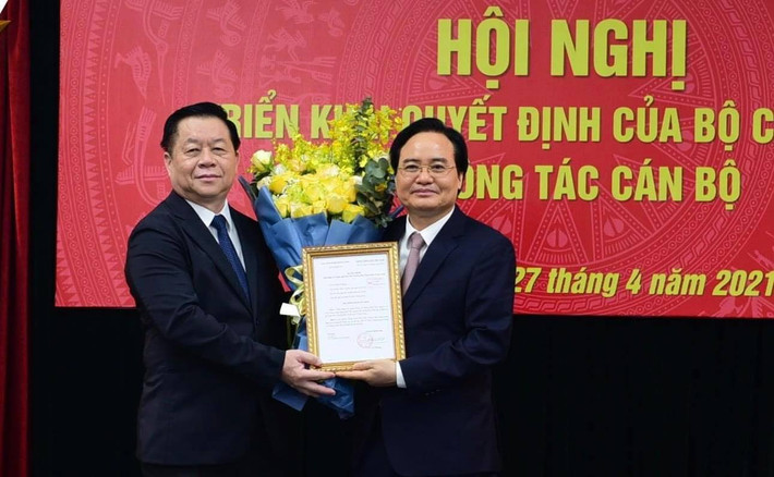 Chiều 27/4, tại Hà Nội, Ban Tuyên giáo Trung ương tổ chức Hội nghị triển khai quyết định của Bộ Chính trị về công tác cán bộ. Ông Phùng Xuân Nhạ, nguyên Ủy viên Trung ương Đảng, nguyên Bộ trưởng Bộ Giáo dục và Đào tạo được Bộ Chính trị điều động, bổ nhiệm giữ chức Phó Trưởng Ban Tuyên giáo Trung ương.
