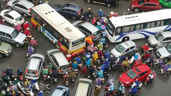Tại ngã tư Nguyễn Phong Sắc - Trần Đăng Ninh, duy nhất một chú CSGT làm nhiệm vụ phân luồng... bất lực trước dòng người - xe nườm nượp.