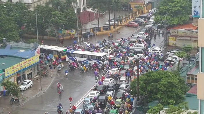 Anh Nguyễn Hải Hà, nhà ở khu Làng Quốc tế Thăng, cho biết: Tôi ra khỏi nhà từ 7h45 nhưng trước cảnh tắc đường kinh hoàng, 10 phút vẫn nhích từng bước một, nên đành quay trở về nhà... chờ đường thông thoáng mới tiếp tục hành trình tới cơ quan.