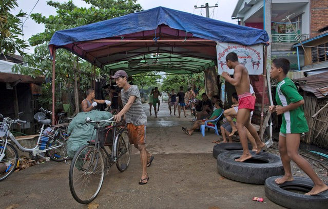 Học trò của Myint Zaw tập luyện tại con đường phía trước nhà ông. Thỉnh thoảng, họ phải tạm ngừng để nhường đường cho người dân đi lại.