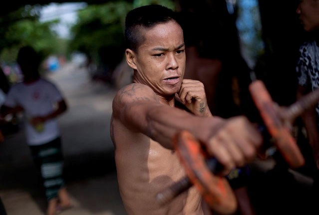 Thành viên lò luyện võ của thanh niên Myanmar White New Blood tập môn võ truyền thống Lethwei tại con đường ở huyện Oakalarpa, phía bắc thành phố Yangon.