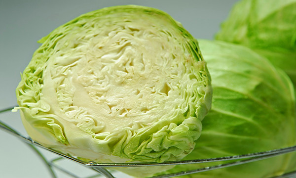 Ngăn chặn nguy cơ đục thủy tinh thể: Trong bắp cải cũng chứa nhiều beta-carotene, loại chất chống lại sự thoái hóa điểm vàng liên quan đến tuổi tác và ngăn chặn đục thủy tinh thể.