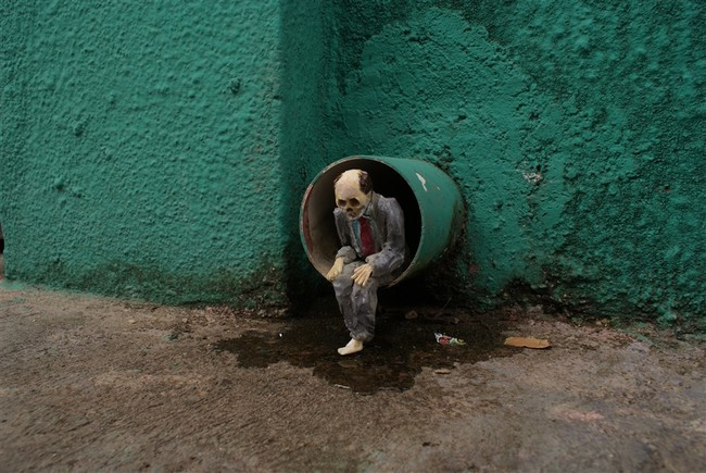 Những tác phẩm rùng rợn của nghệ sĩ Isaac Cordal có mặt rải rác khắp các đường phố của tiểu bang Chiapas, Mexico và gây ấn tượng mạnh cho công chúng.