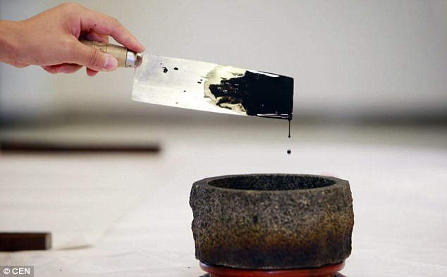Tu Jianchuan bị ảnh hưởng bởi môn nghệ thuật truyền thống viết thư pháp từ người cha của mình. Khi còn bé, những nét chữ bay bổng, có hồn đã khiến anh chàng mê mẩn. Tuy rằng lớn lên đi theo một con đường hoàn toàn khác nhưng niềm yêu thích viết thư pháp vẫn luôn âm ỉ trong anh.