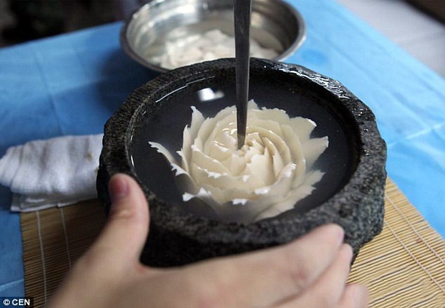 Tu Jianchuan và tác phẩm "Mẫu đơn đậu phụ" cực kỳ tinh tế và mong manh của mình.