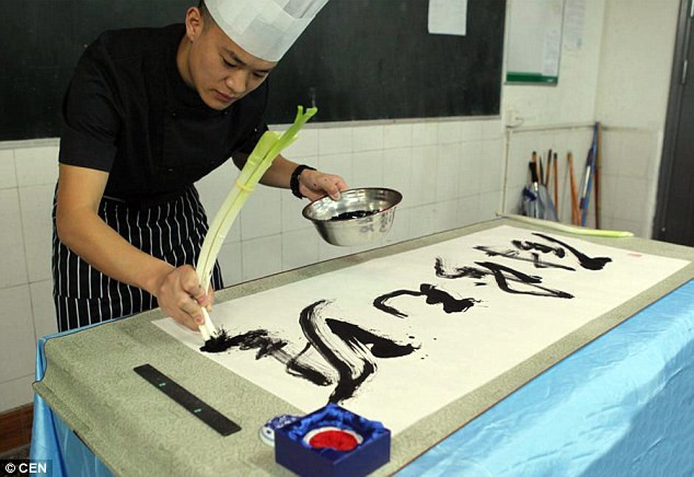 Bên cạnh việc viết thư pháp bằng dao, Tu Jianchuan đang phát triển một loại hình mới, viết thư pháp bằng hành tây. Đây là một phần trong những nỗ lực sáng tạo của chàng đầu bếp.