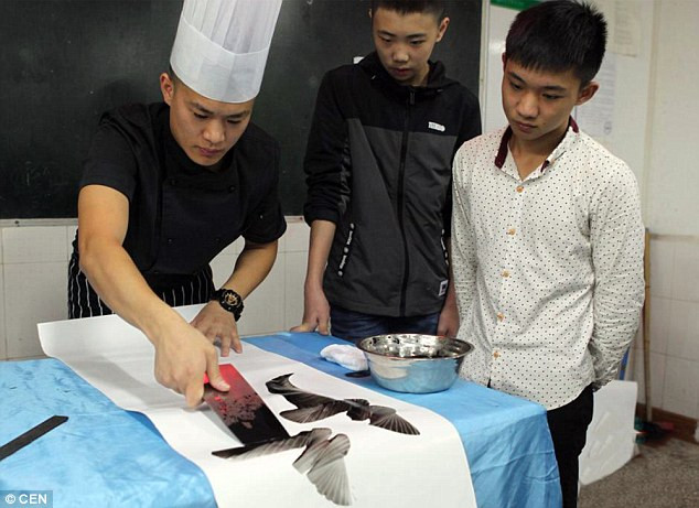 Tu Jianchuan, 24 tuổi, người thành phố Trùng Khánh, Trung Quốc là một đầu bếp rất nổi tiếng. Anh chàng không chỉ nổi tiếng bởi khả năng đầu bếp của mình mà còn là một nghệ sĩ thực thụ với khả năng viết thư pháp bằng dao thái thịt cực điêu luyện.