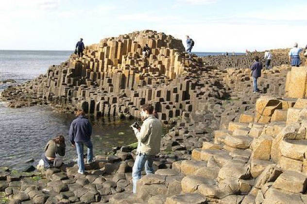Hiện tượng Columnar Basalt, đá Bazan hình thù kỳ lạ. Đây là địa hình tồn tại ở nhiều nơi trên trái đất, là kết quả của các dòng dung nham được làm mát nhanh chóng.