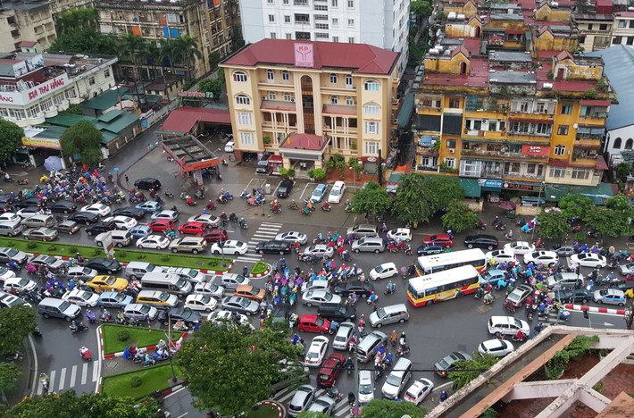 Ghi nhận của Kiến Thức, từ 7h30 sáng nay, khi mọi phương tiện bắt đầu đổ ra đường thì giao thông Hà Nội rối loạn kinh hoàng; cảnh ùn tắc thường ngày vốn có của Thủ đô càng trở nên khủng khiếp hơn.