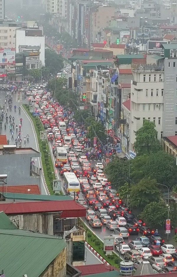 Bác Vũ Thị Hải, một người lưu thông trên trục đường Nguyễn Phong Sắc ra Cầu Giấy chia sẻ: Sáng nay theo lịch tôi phải đi tái khám, nhưng ngồi taxi 1 tiếng rồi, vẫn không thể thoát khỏi con đường đau khổ này. Biết thế này... tôi chuyển lịch đi khám sang buổi chiều.