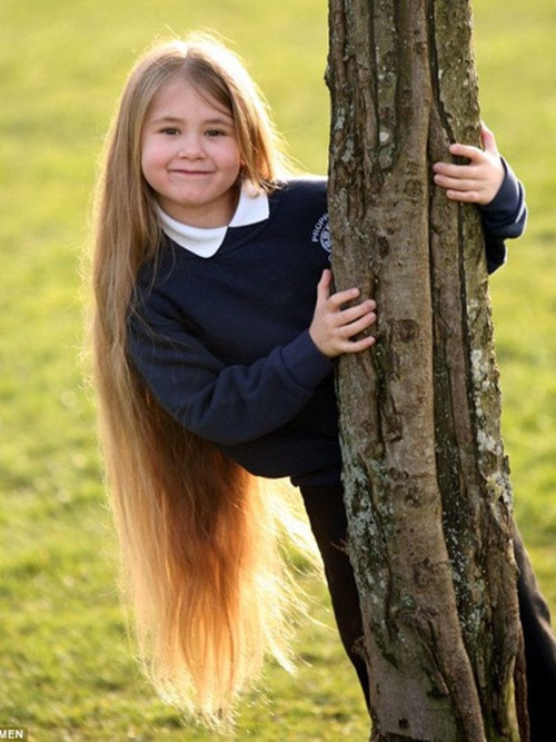 Mái tóc "độc nhất vô nhị" của cô bé Sophie, sống tại thị trấn Failsworth, hạt Greater Manchester, Anh. Tuy mới 7 tuổi nhưng cô bé sở hữu bộ tóc có chiều dài gần bằng chiều cao của mình. Sophie có biệt danh là "công chúa tóc mây" do bộ tóc dài với tốc độ nhanh "chóng mặt" của cô bé. Tuy nhiên, tình trạng của bé Sophie là do tác động khách quan, từ tác dụng phụ của loại thuốc điều trị căn bệnh tăng tiết insulin sốc quá liều bẩm sinh - một dạng hiếm của bệnh tiểu đường.