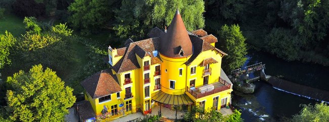 Chúng ta đều biết về Disneyland, về Banksy's quasi-successful nhưng ít người biết đến ở Châu Âu có một nơi nghỉ ngơi thư giãn vô cùng huyền diệu, đó là khu vườn ma thuật huyền bí Le Moulin Jaune.