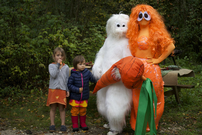 Người đàn ông này Slava Polunin, nghệ sĩ nhân dân Nga, diễn viên kịch câm đồng thời là một chú hề danh tiếng, chính vì vậy nhiều người thích gọi Slava là chú hề Slava Polunin.