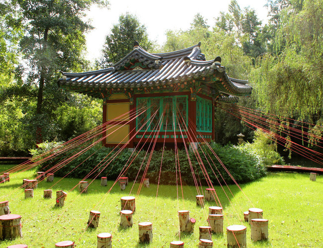 Red garden, khu vườn Đỏ được lấy cảm hứng từ Phật giáo Hàn quốc, nơi đây còn tồn tại một ngôi đền được mang trực tiếp từ Hàn quốc sang.