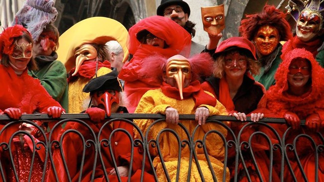 Tại khu vườn Le Moulin Jaune, những nhân vật chỉ có trong các câu chuyện cổ tích luôn luôn xuất hiện và khiến du khách đi hết từ ngạc nhiên này đến ngạc nhiên khác.
