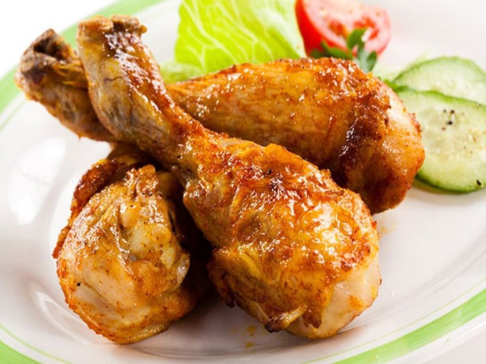 Thịt gà không dễ bị hỏng nếu nó được bảo quản đúng cách. Thịt gà sống có chứa vi khuẩn E.coli và nếu nó được cất trữ trong thời gian dài (vài tháng), vi khuẩn sẽ bắt đầu nhân lên. Điều này sẽ gây ngộ độc thực phẩm khi ăn.